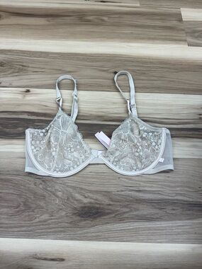 Victoria's Secret Cream Lace Underwire Bra T6